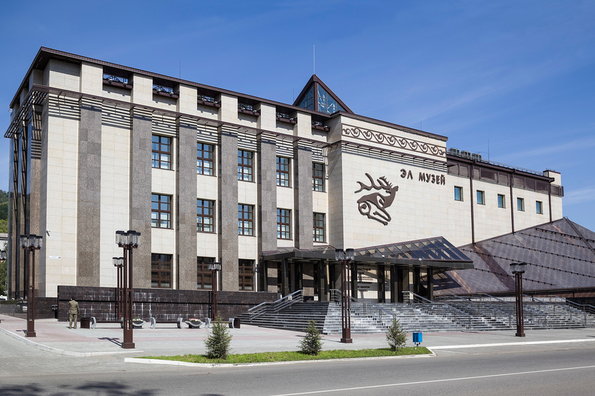 Старый музей горно алтайск. Музей города Горно-Алтайска. Достопримечательности музей Горно Алтайск. Горно-Алтайск 2013.